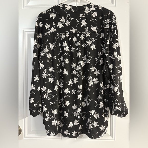 Cocomo Black and White Floral Top✨ - Picture 10 of 10
